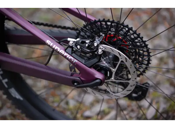 Superior iXF 9.8 Elektro-Mountainbike in mattem Beeren-Carbon