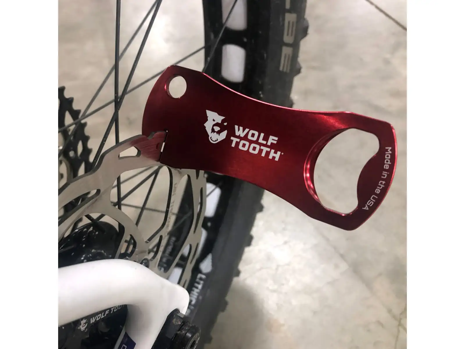 Wolf Tooth Flaschenöffner schwarz.