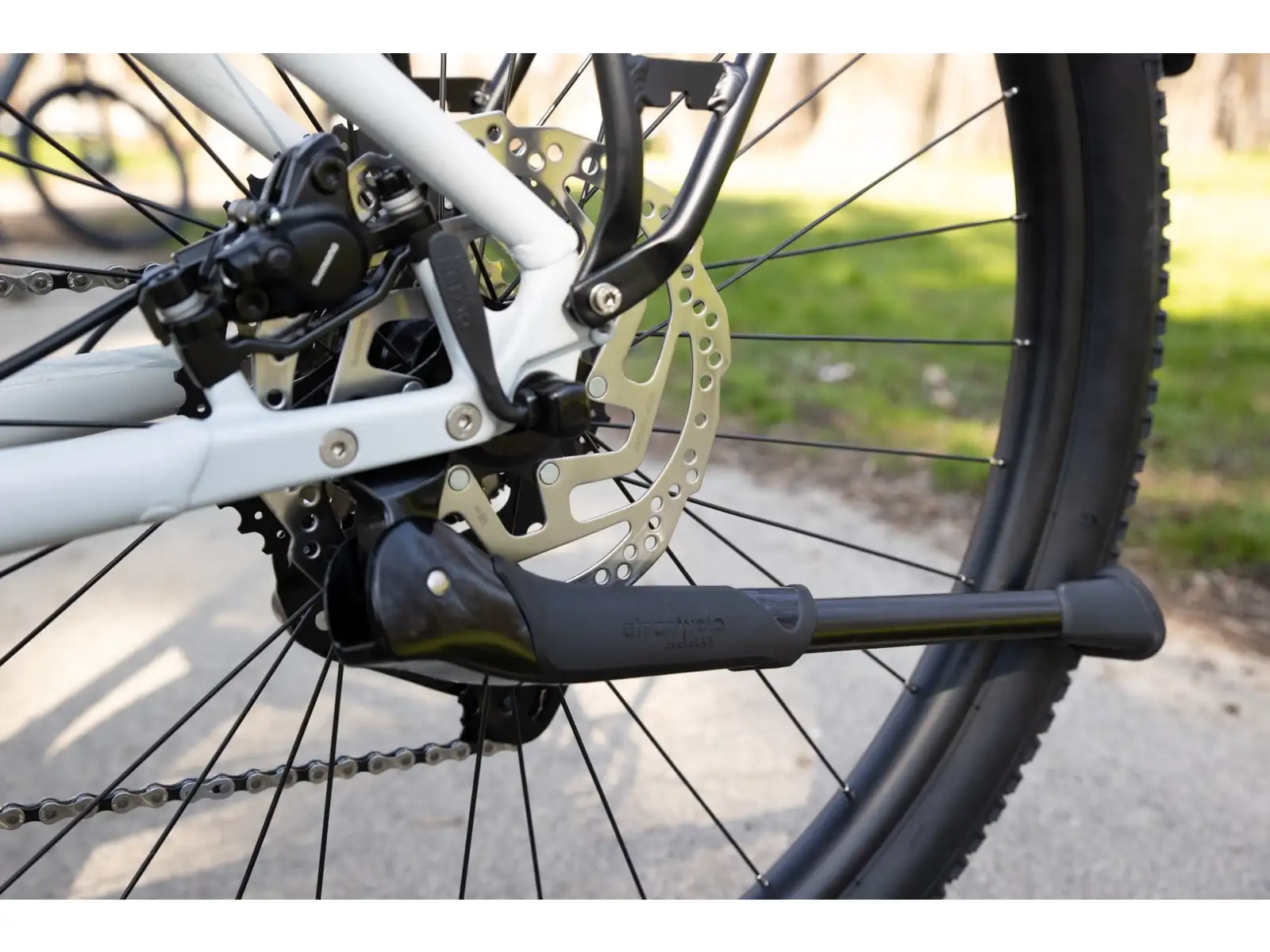 Rock Machine eRokk B70T Elektrofahrrad mit tiefem Einstieg – Matte Limerock Grey