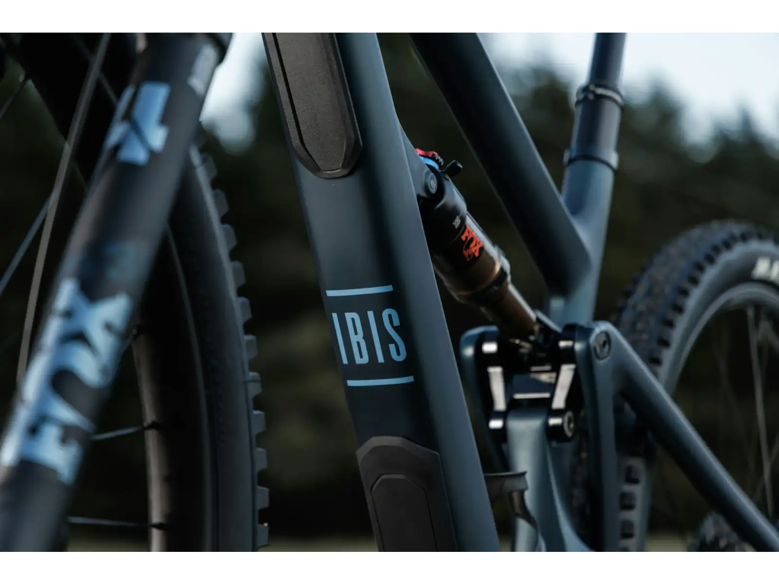 Ibis Ripley V5 Deore Mountainbike in Blue Hour.