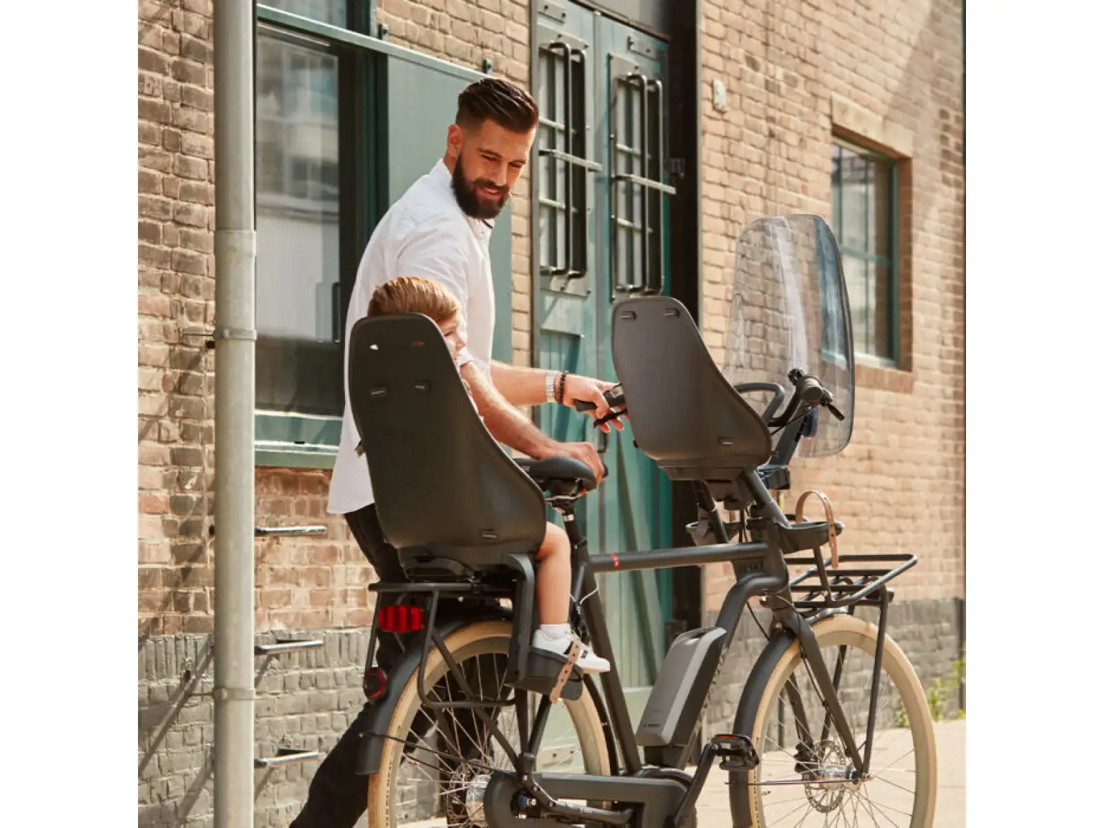 Urban Iki Kindersitz mit Adapter für den Vorbau Bincho Black/Kurumi Brown.
