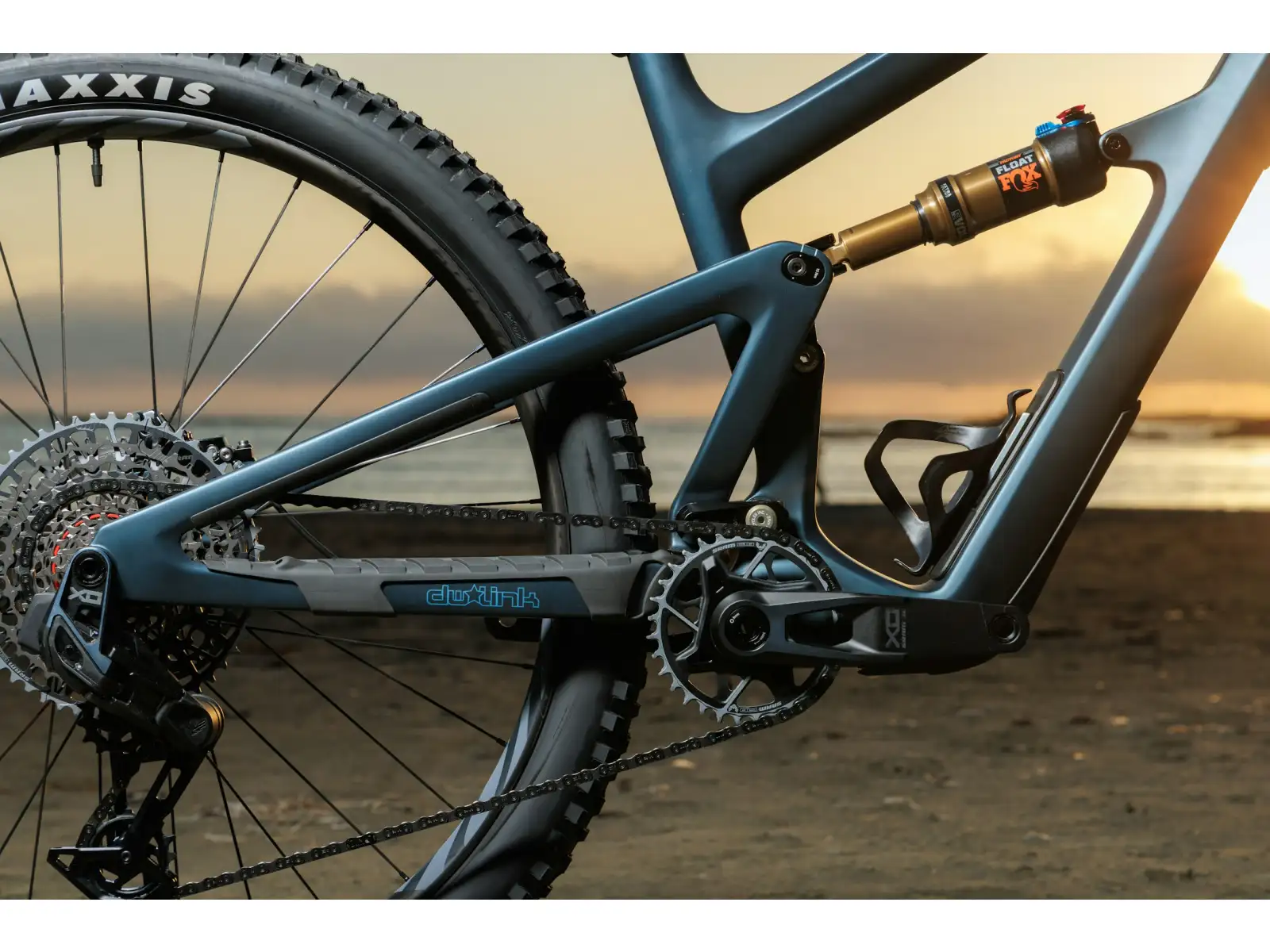 Ibis Ripley V5 Deore Mountainbike in Blue Hour.
