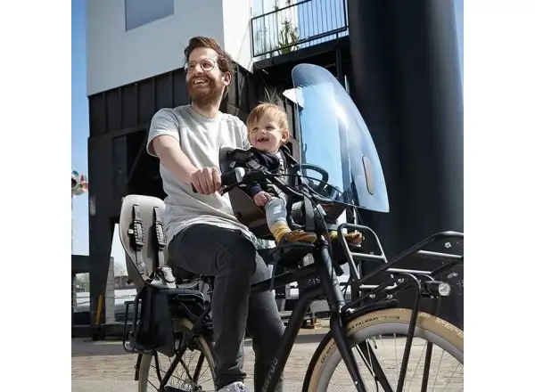 Urban Iki Kindersitz vorne mit Koge Brown/Bincho Black Adapter.