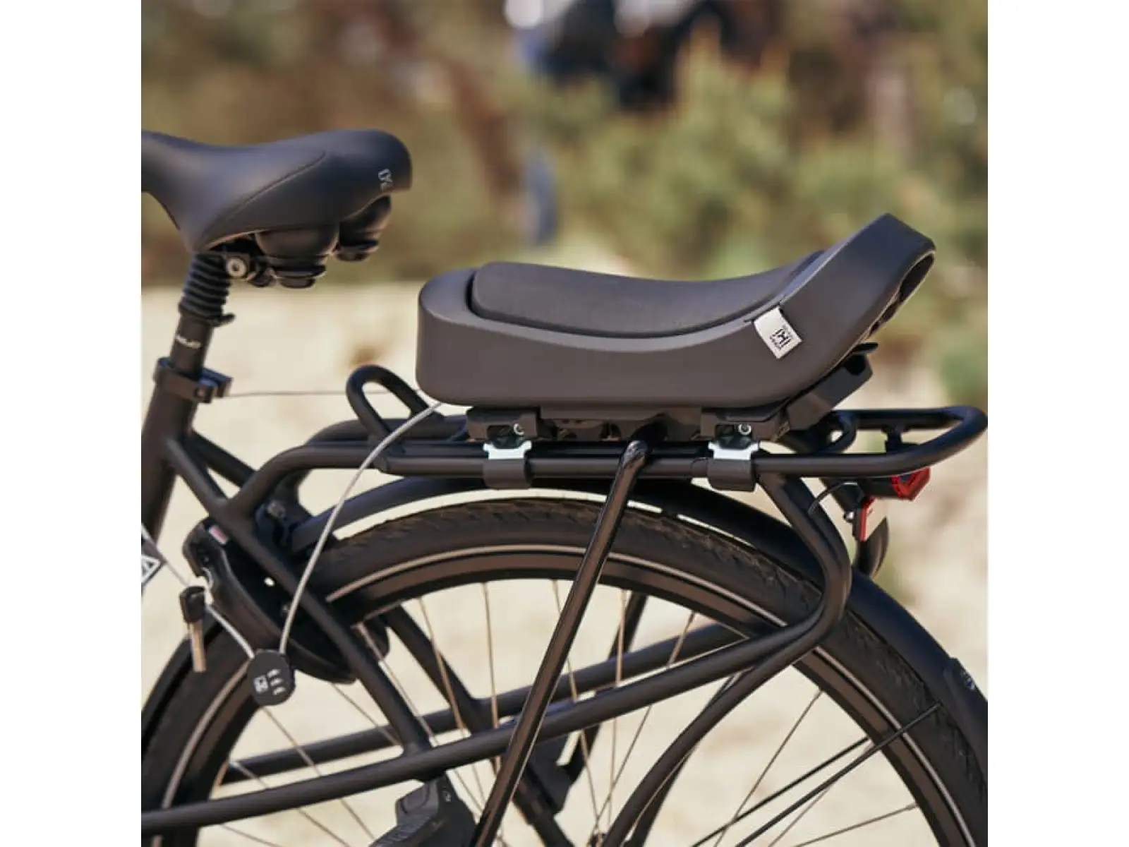 Urban Iki Junior Kindersitz mit Adapter für Gepäckträger in Bincho Black.