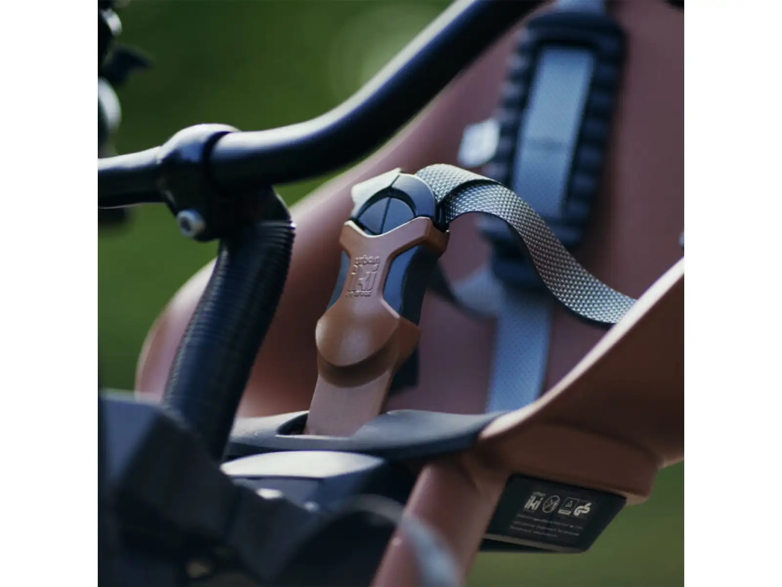 Kindersitz Urban Iki BIO vorne mit Adapter Haniwa Braun/Bincho Schwarz