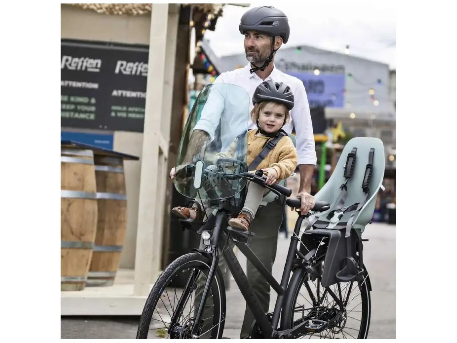 Urban Iki Kindersitz mit Adapter für Gepäckträger in Chigusa Green/Bincho Black.