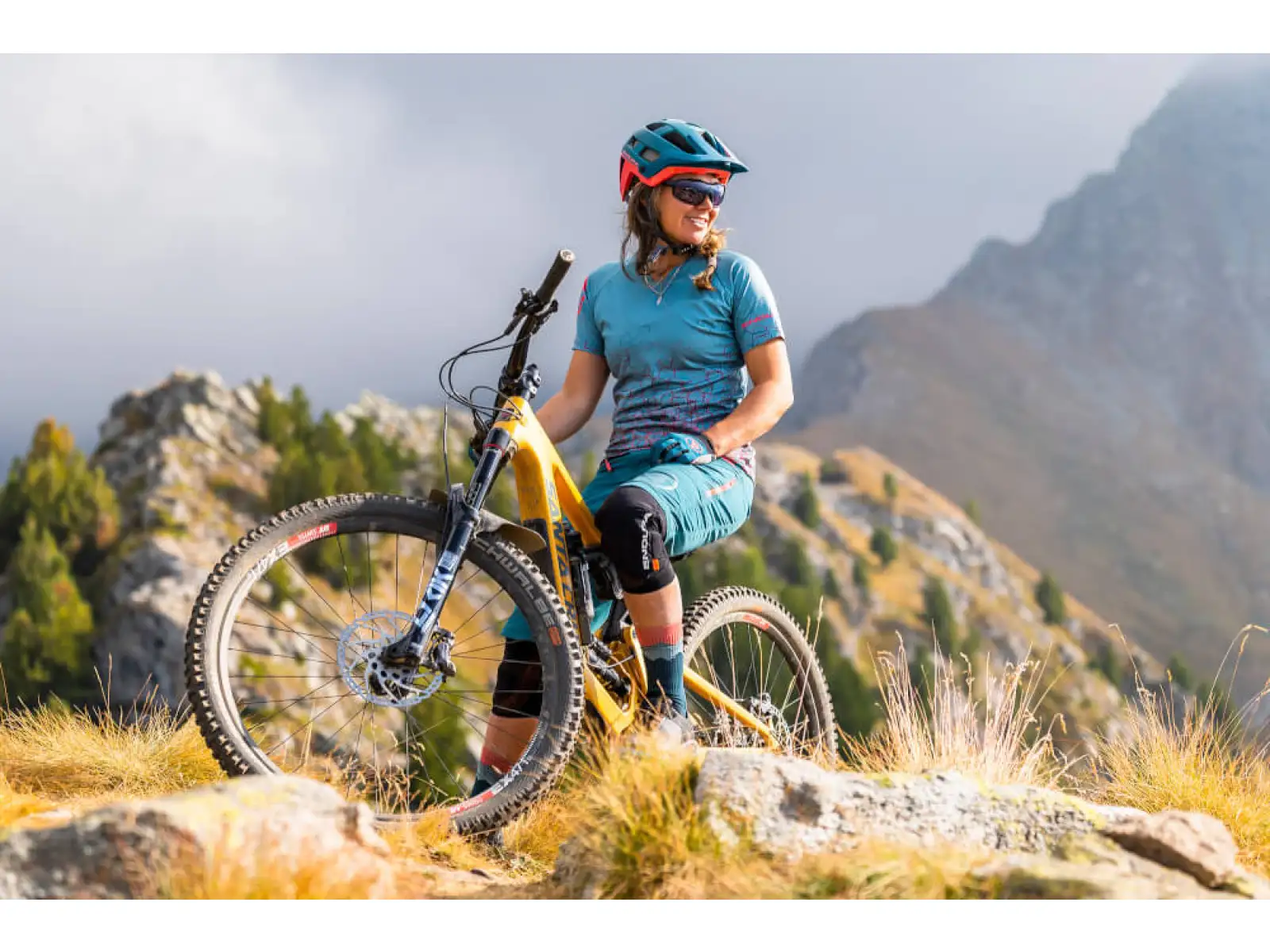 Endura SingleTrack Helm Saffron